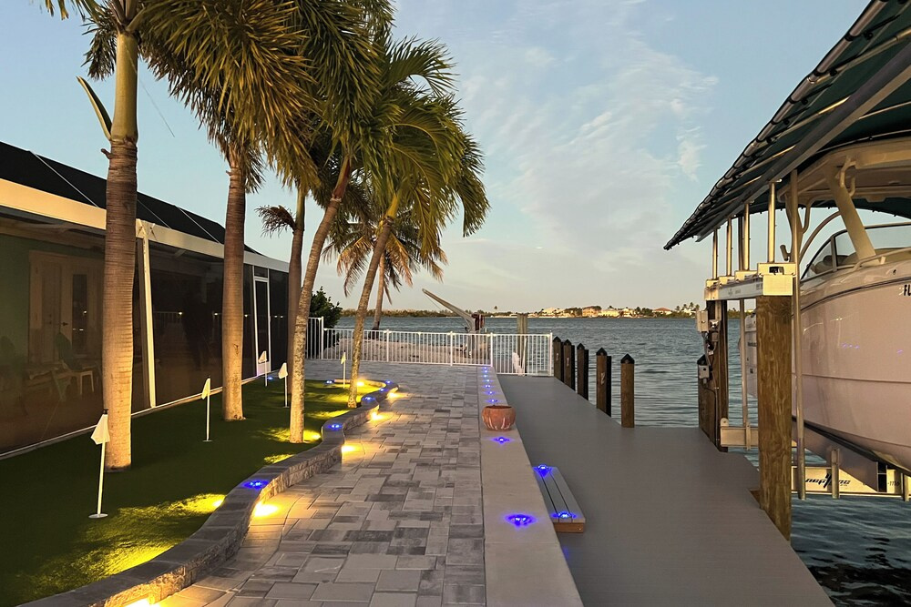 Waterfront Matlacha Home w/ Hot Tub & Grill!