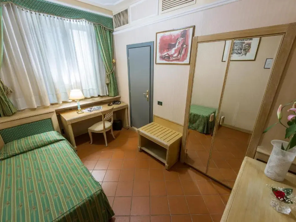 Small Double room (full double bed)