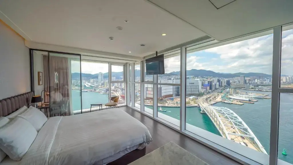 Corner Double room with ocean view (full double bed)