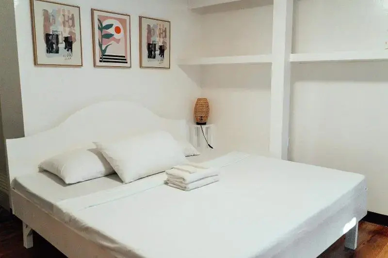Deluxe Double room with balcony (full double bed)