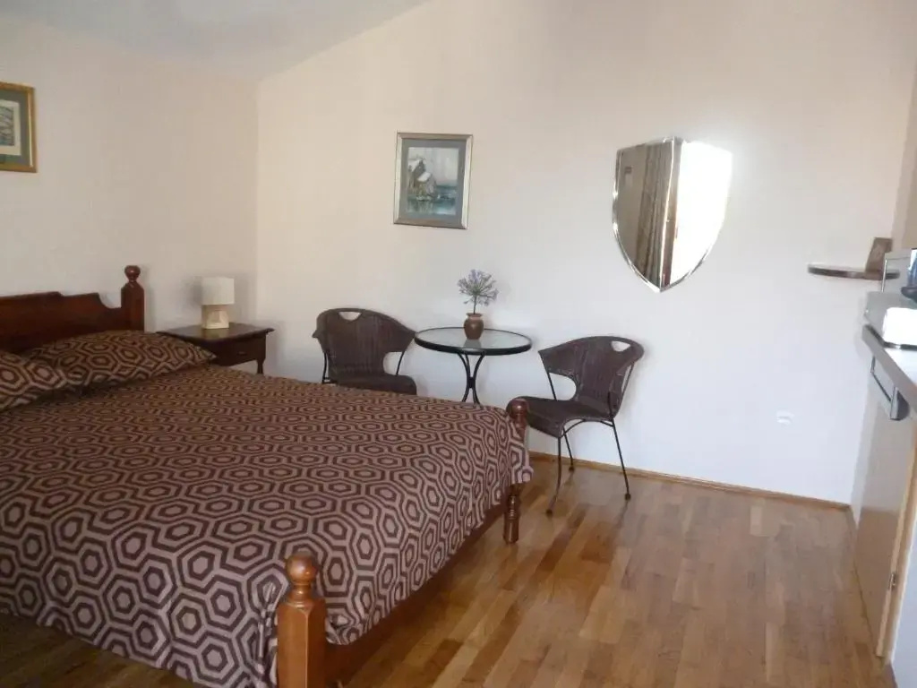 Standard Double room with balcony and with partial sea view (full double bed)