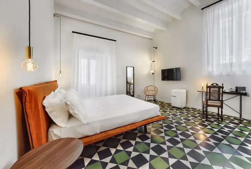 Deluxe Double room (full double bed)