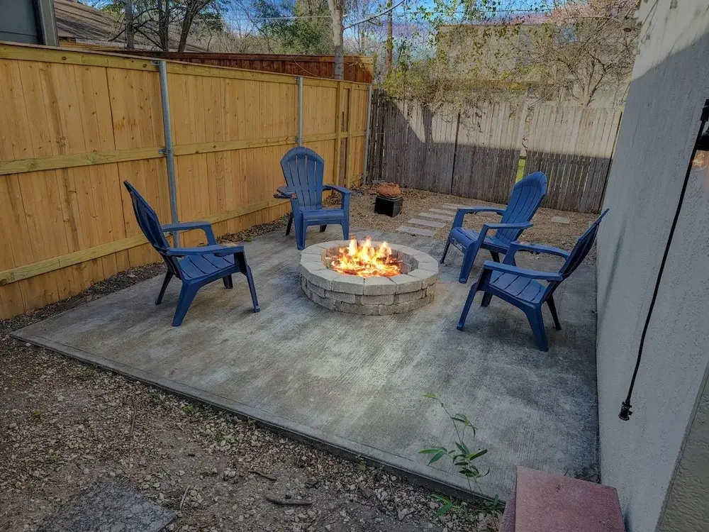 Dallas Retro House King Bed Backyard