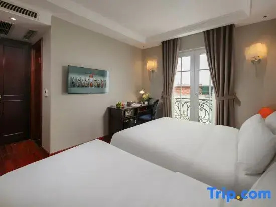 Standard Triple Family room with city view