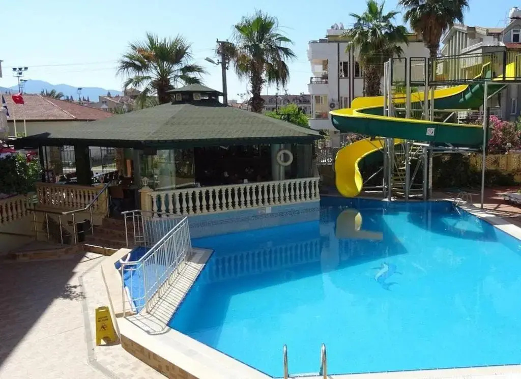 Maxwell Holiday Club - Adults Only — 2