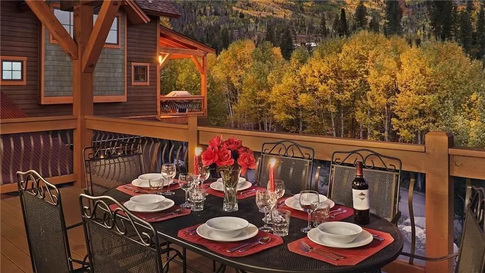 Black Bear Chalet 4 BedroomHoliday home By Moving Mountains