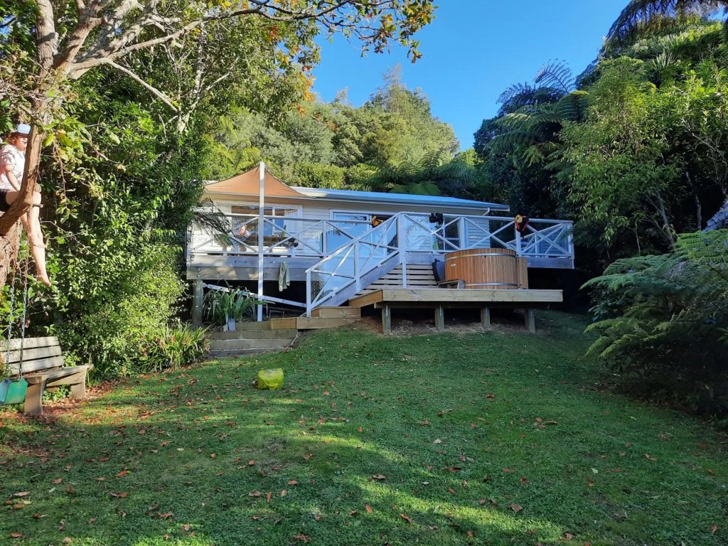 Mahakipawa Waterfront Hideaway - Belvue Bay Holiday Home