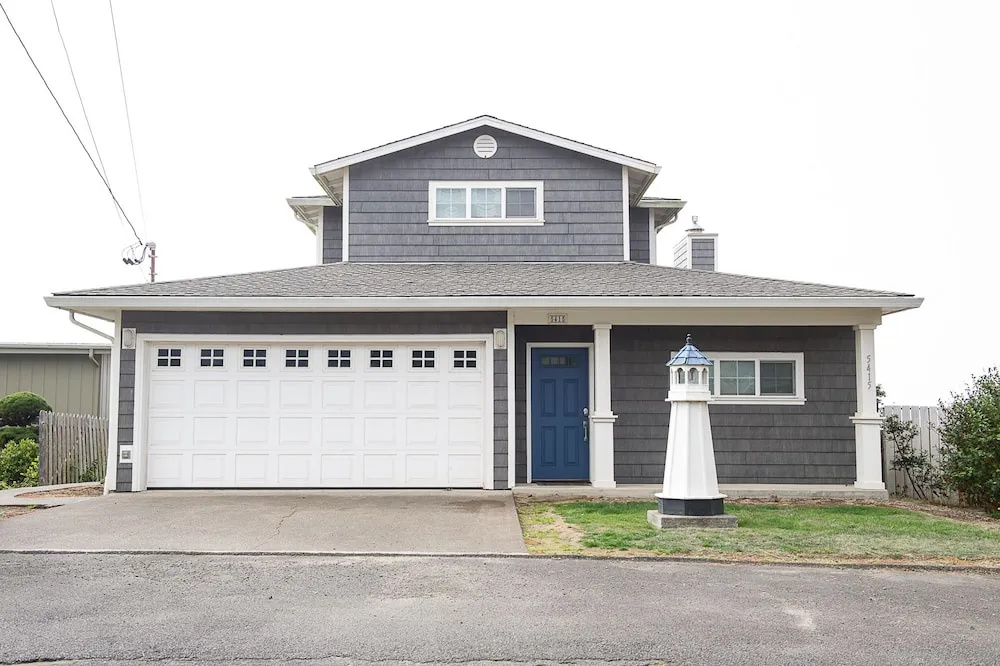 Roads End Light 4 Br home by RedAwning