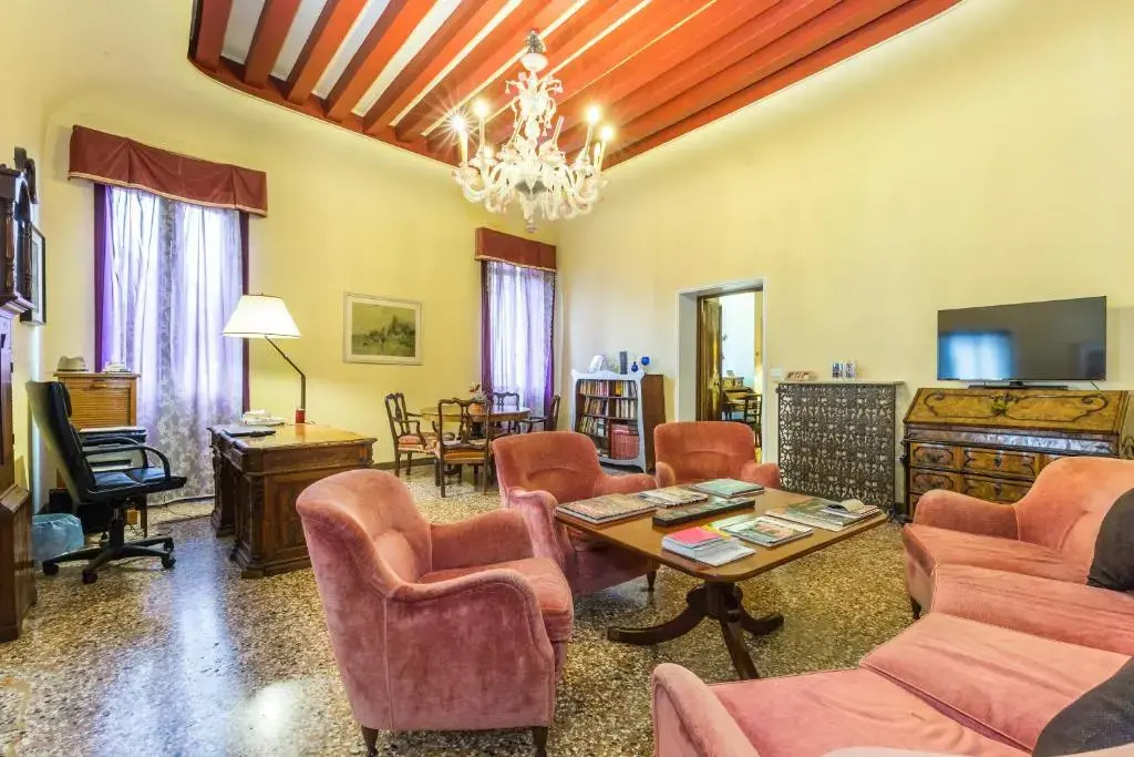 Lobby & Reception