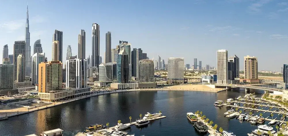Waves - Serene Waterfront Elegance: 2BR Haven in Business Bay