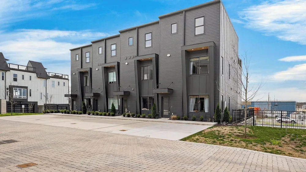 That 70s Show by Avantstay Skyline Views + Rooftop Hot Tub + Bumper Pool Mins to Broadway + Nissan Stadium + Germantown
