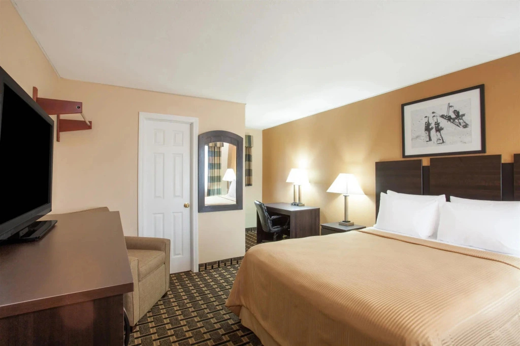 Rodeway Inn — 4