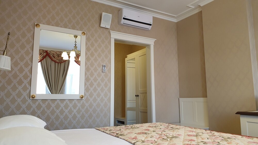 Kamelot hotel — 4