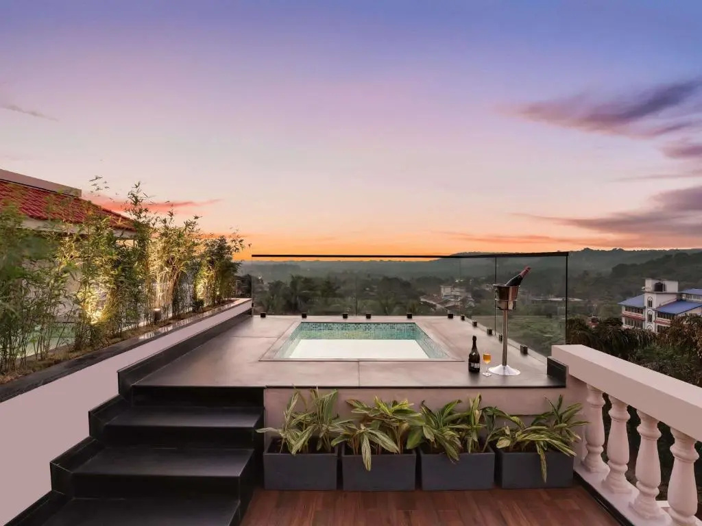 Standard Club room with balcony (private pool)