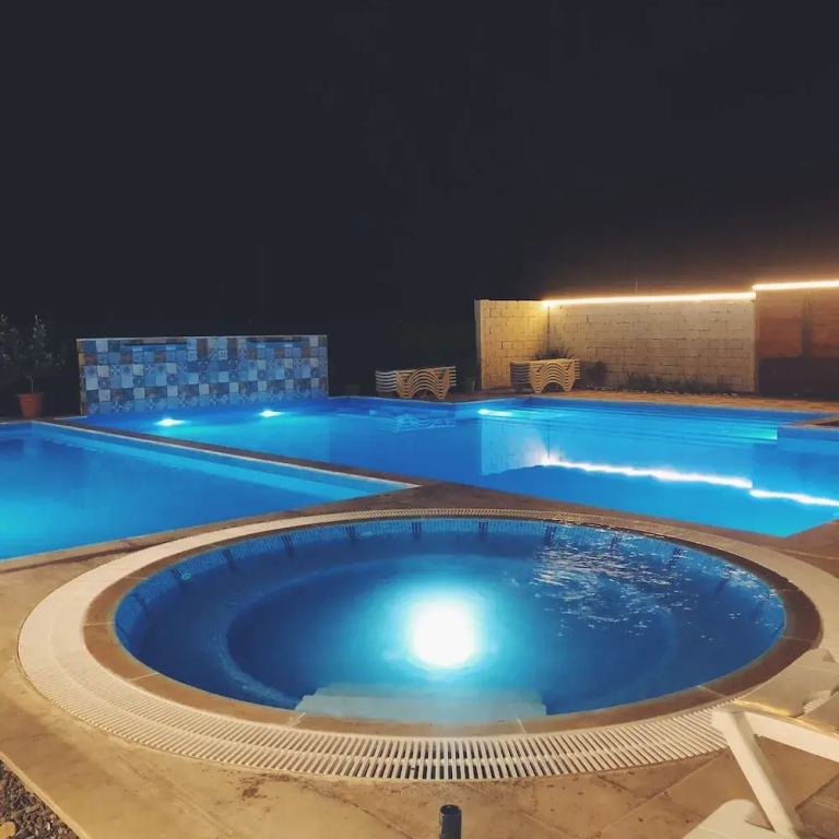 5 Bedrooms Villa
