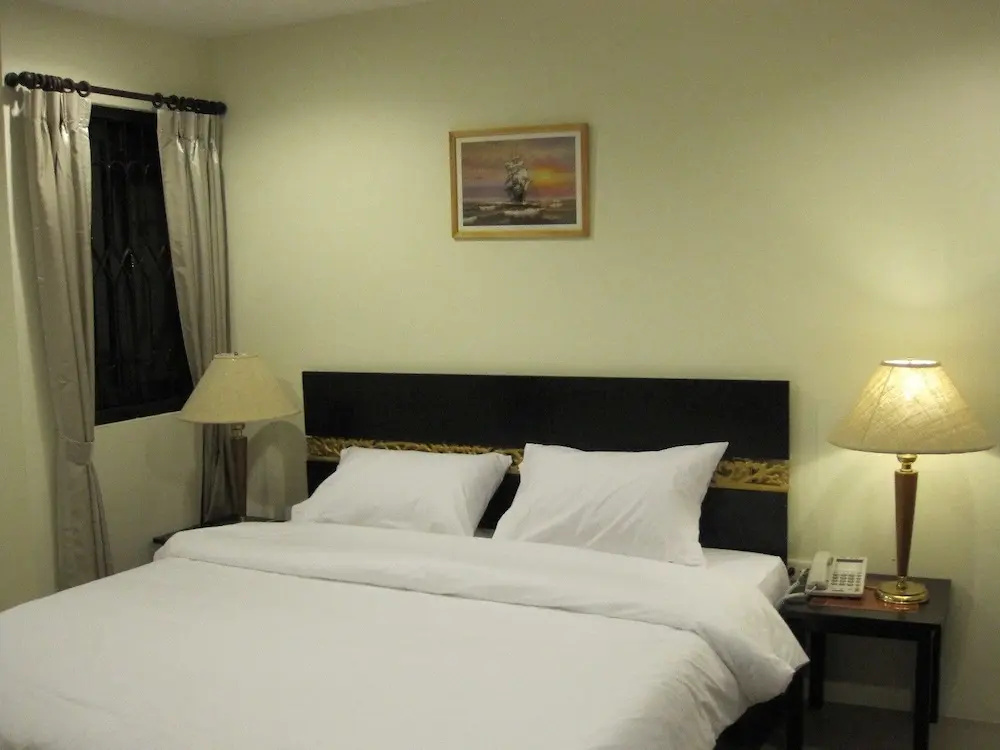 The Bang Khun Phrom Suites - Chambres