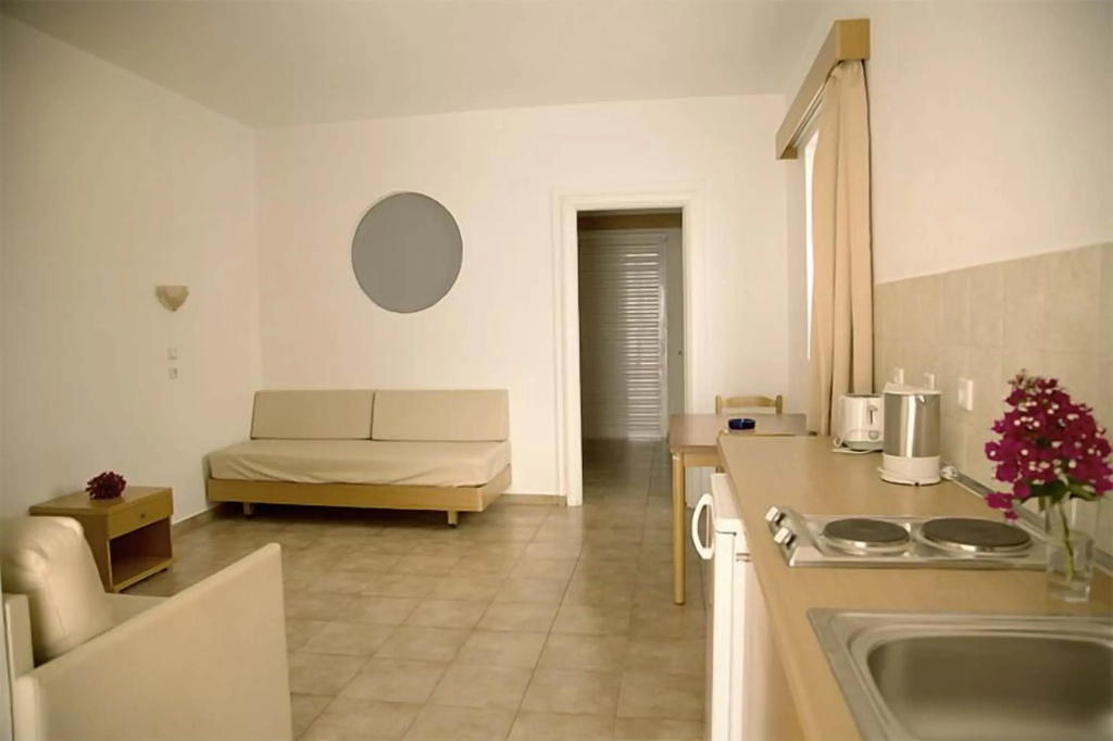 Lambis Studios & Apartments
