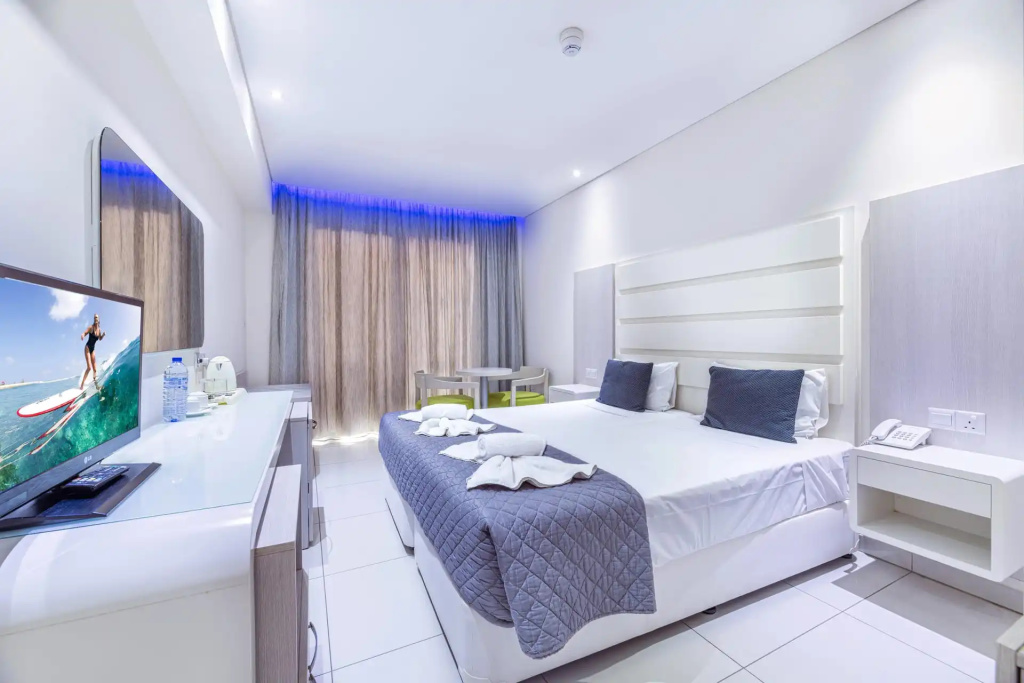 Double room with balcony (full double bed)