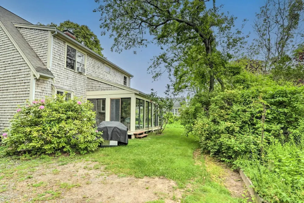 Walk to Main Street: Cozy Cottage in Hyannis — фото 4