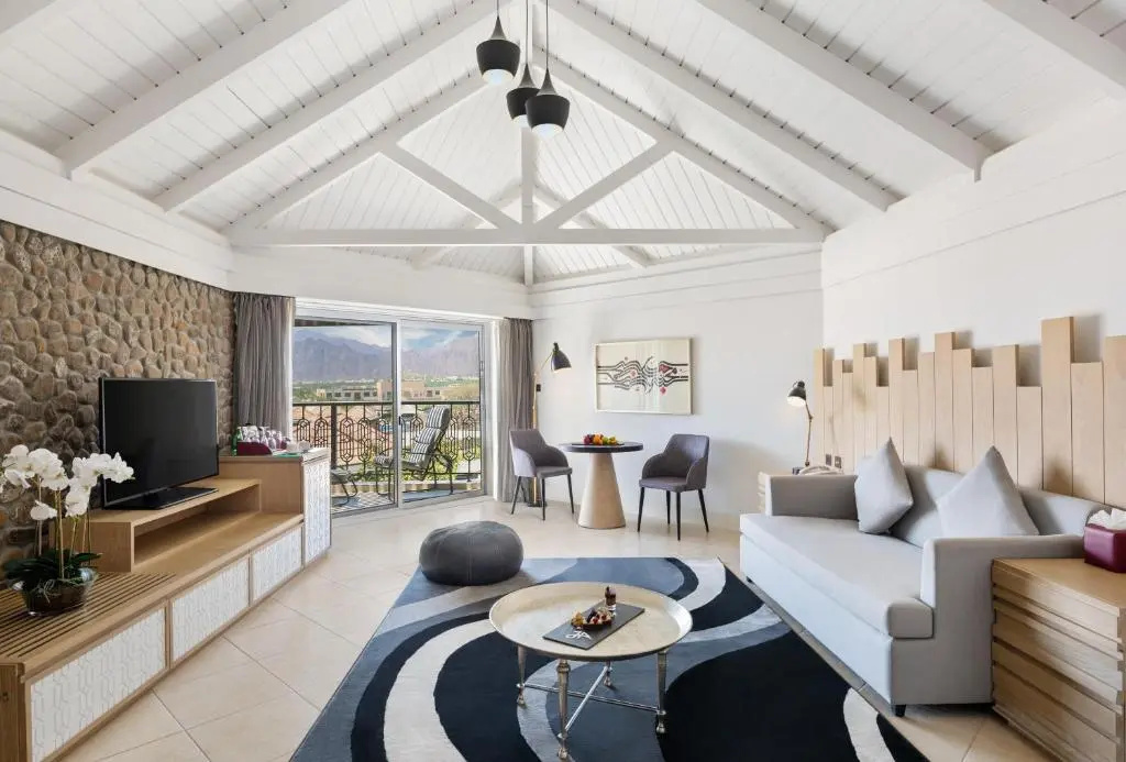 Deluxe Family room with mountain view