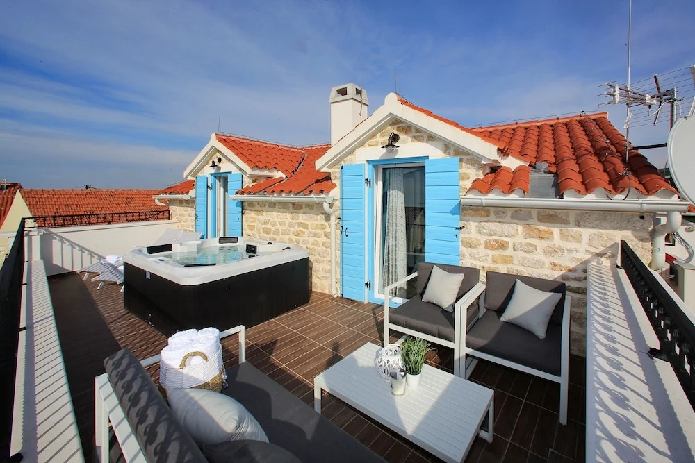 2 Bedrooms Luxury Penthouse room with balcony and with sea view