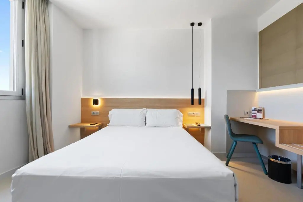 Deluxe Double room (full double bed)