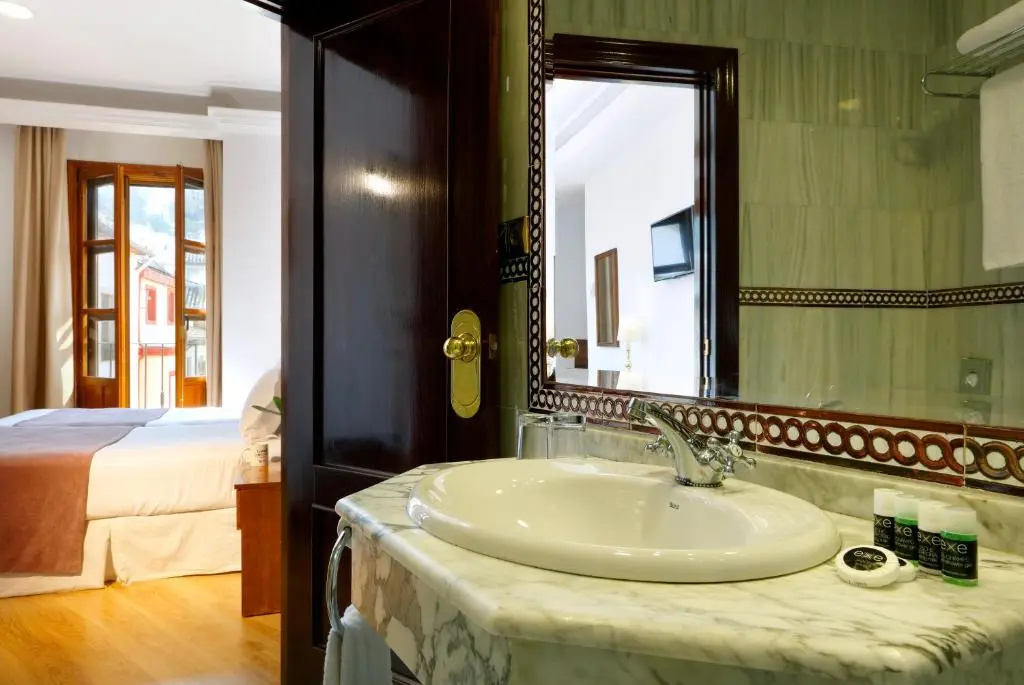 Double room with city view (full double bed)