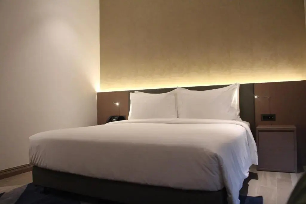 Superior Double room with city view (full double bed)
