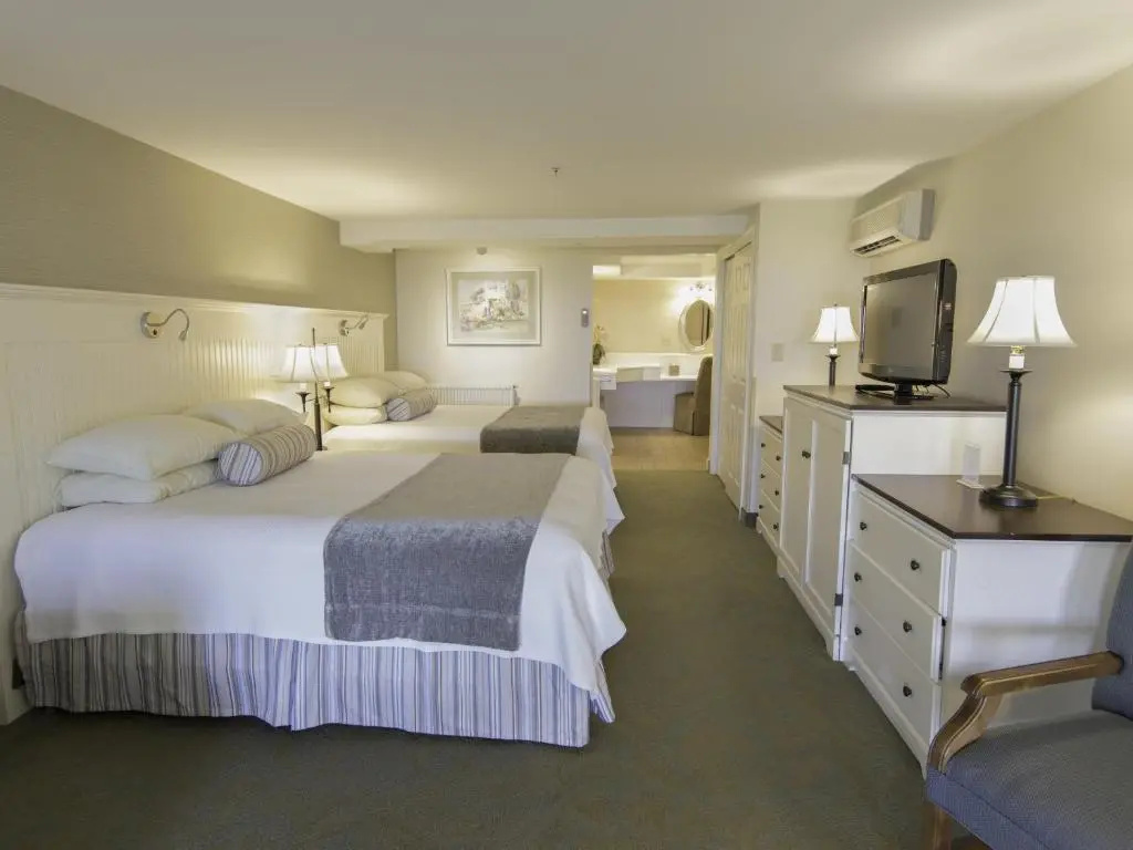 Standard Quadruple room with partial ocean view