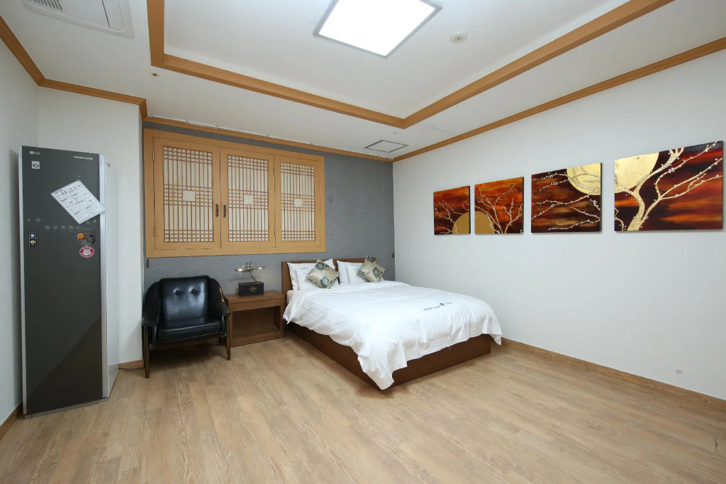 Deluxe Double room (full double bed)