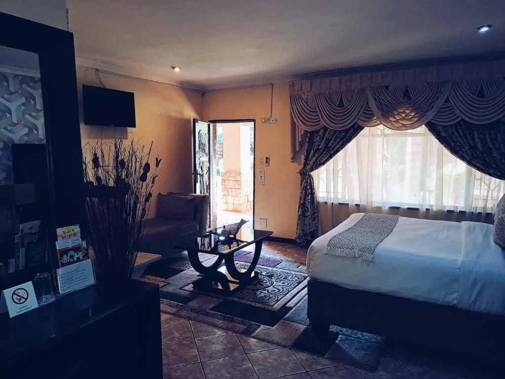 Deluxe Double Suite with garden view full double bed