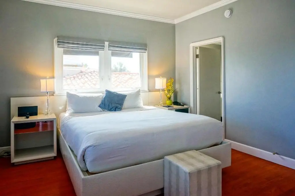 Deluxe Double room (full double bed)