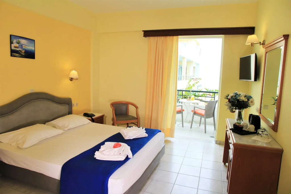 Double room with partial sea view (full double bed)
