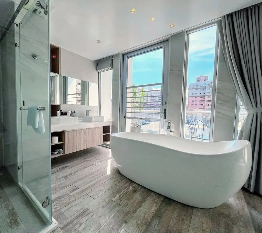 Luxury Double room with balcony (full double bed)
