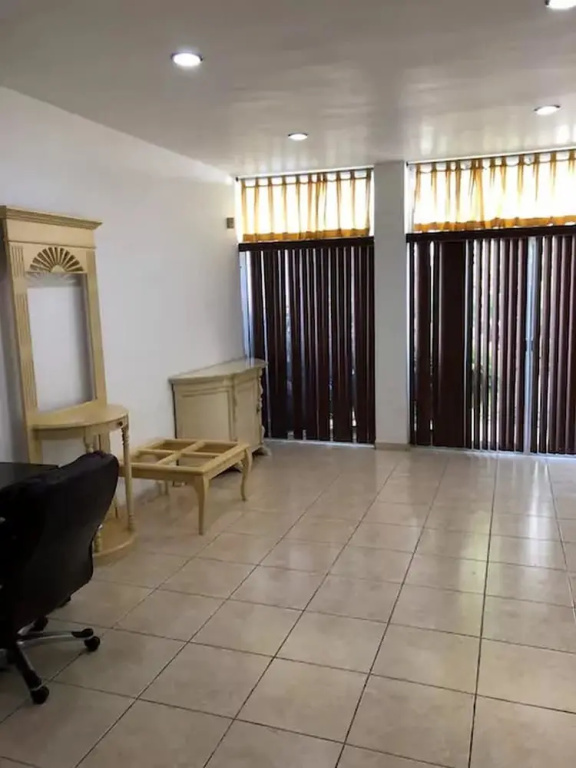 NLeon Luxury House