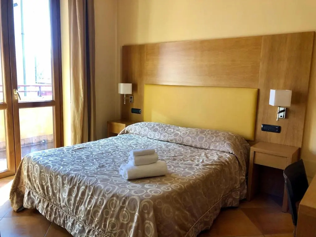 Deluxe Double room (full double bed)
