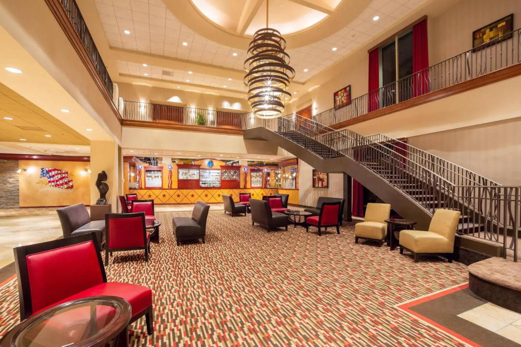 Knott's Hotel — фото