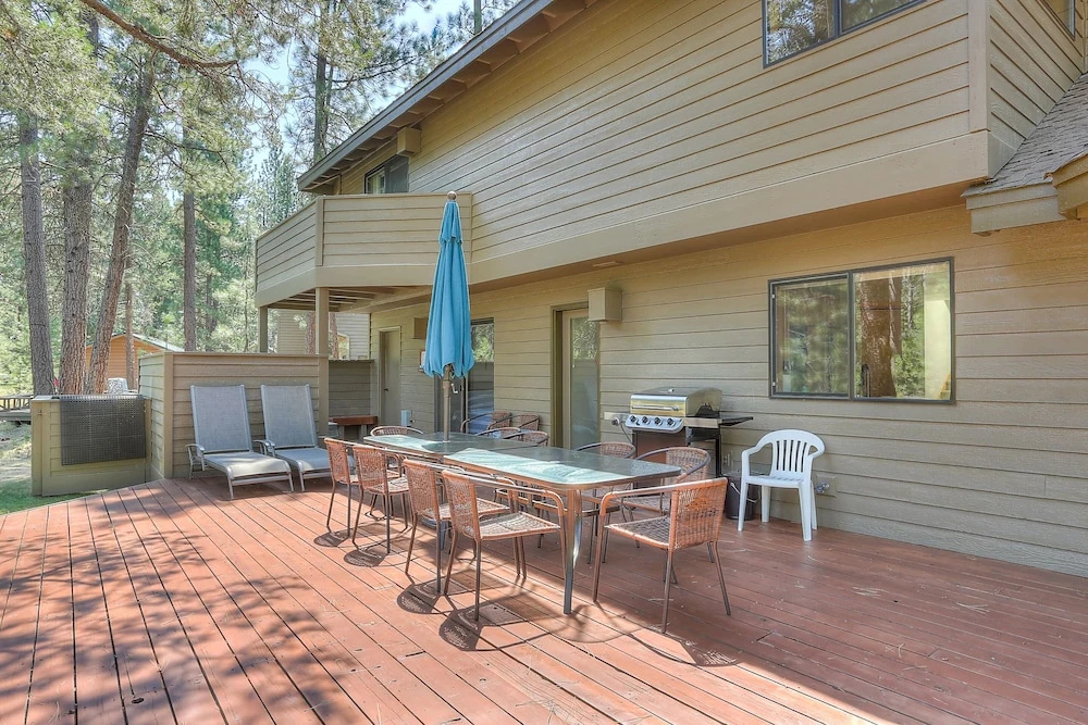 3 Tumalo Home with Wood Burning Stone Fireplace, Hot Tub, and BBQ on the Deck by RedAwning