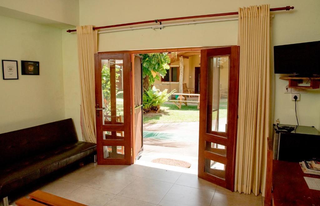 Villa Shade