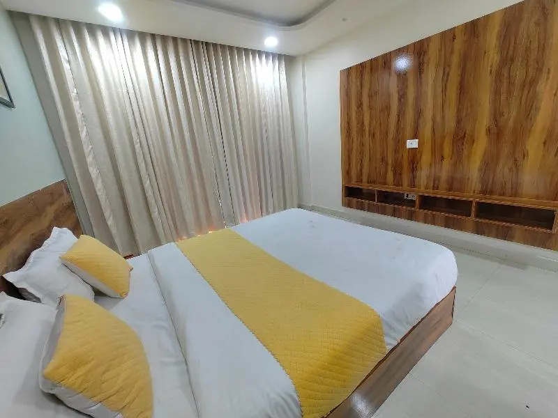 Deluxe Double room with balcony (full double bed)