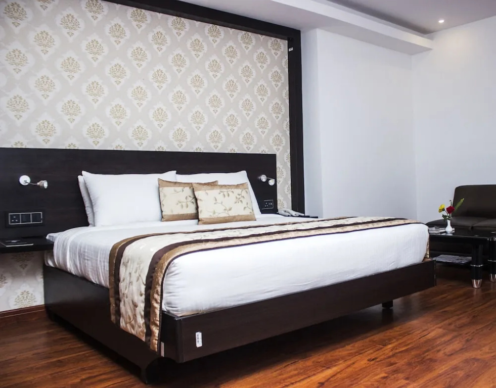 Deluxe Double room with city view (full double bed)