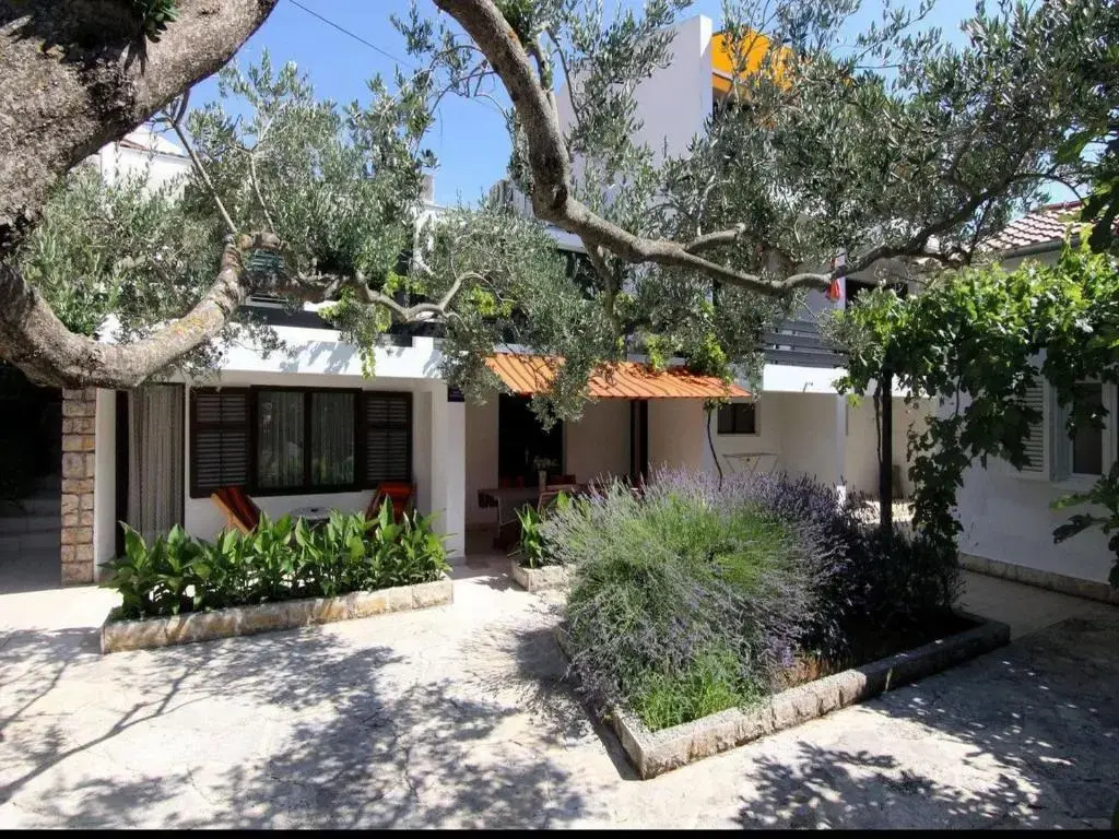 Studio Apartment Nik-50m from beach