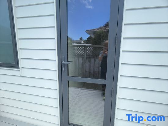 Modern Private 2BR Unit in Takapuna | Parking