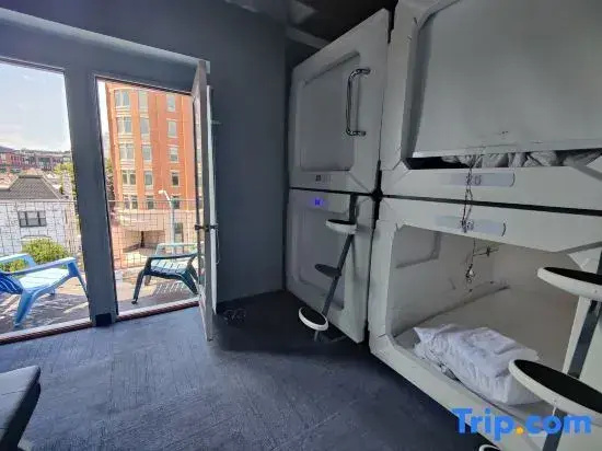 Standard Capsule with balcony