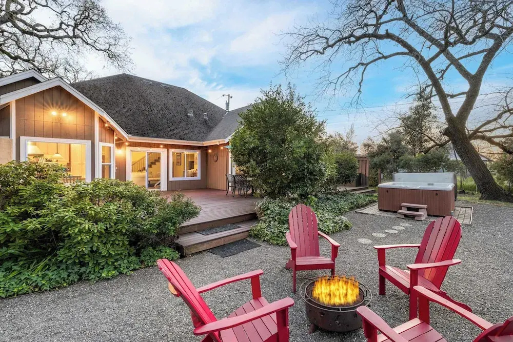 Valley of the Moon by Avantstay Tranquil Escape, Large Yard w/ Hot Tub & Fire Pit