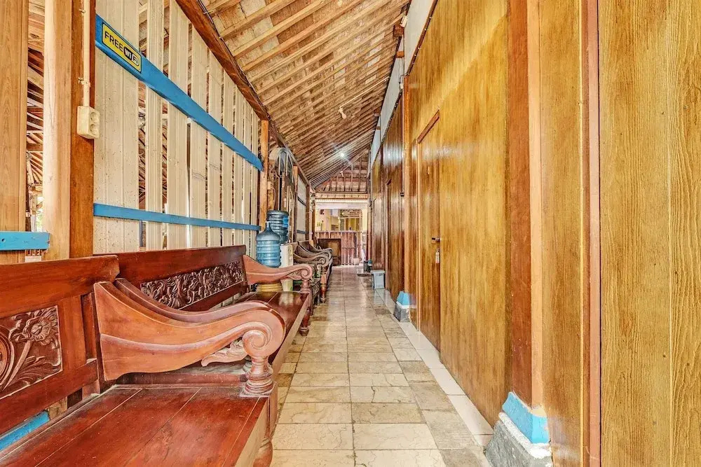 Lobby & Reception