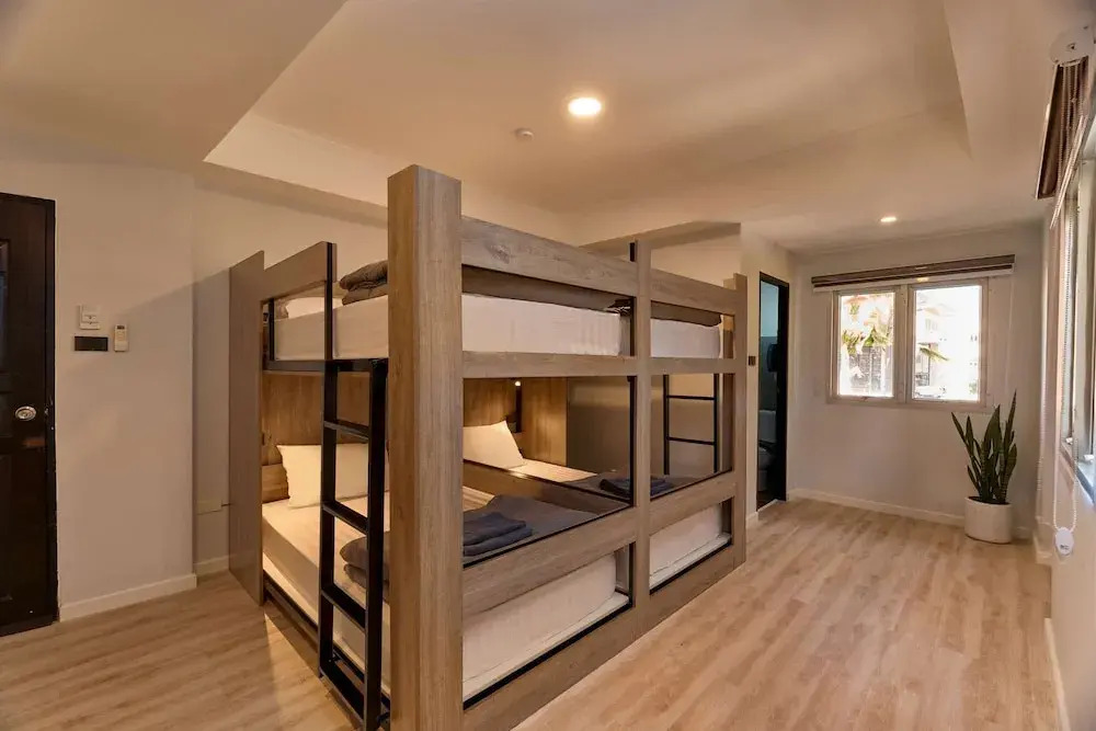 Четырёхместный номер Comfort двухъярусная кровать в Thapae60 Mini Hotel