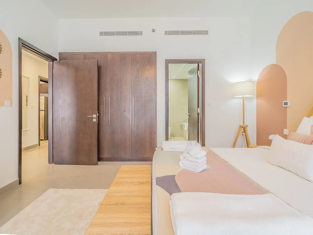 Charming Tropical Apartment Minutes To Dubai Mall