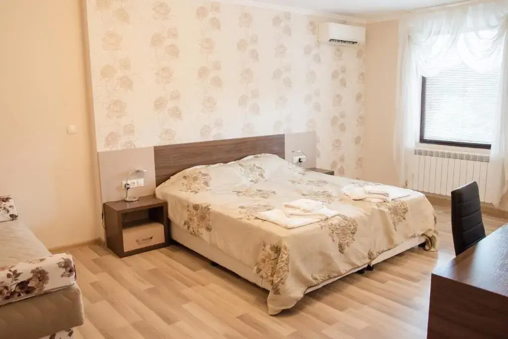 豪華雙人房，設有露台及大床