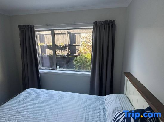 Spacious One-Bedroom with Private Bathroom – Aotea
